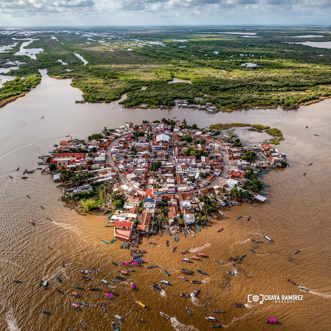 EspirituCurioso's tweet image. Una isla en Nayarit que es Pueblo Mágico de México 🇲🇽

Está rodeada por la Laguna de Mexcaltitán, un cuerpo de agua poco profundo donde, en temporada de lluvias, las calles se recorren en lancha.

La isla se llama Mexcaltitán y muchos creen que aquí nació la mítica leyenda de…