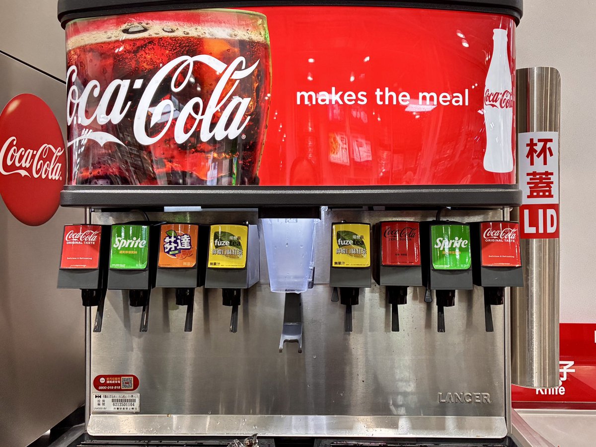 コストコ台湾見学🇹🇼 台湾ドルは「×5」でざっくり円換算なんだけど、ホットドッグセットは約250円くらいなので、日本のコストコの方が安いですね