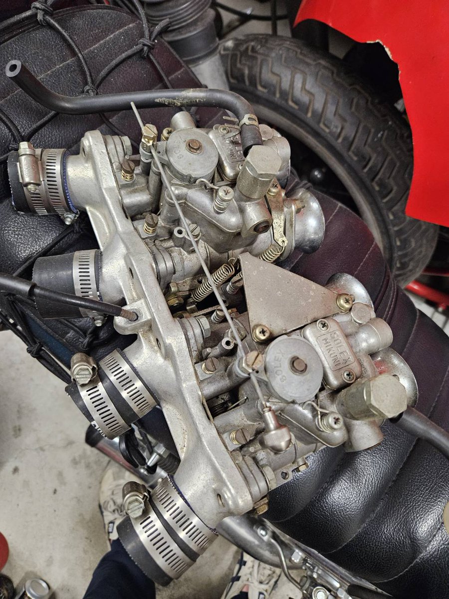 オートサロン明けで一休み中ですが、
CB750用のSOLEXを
先輩に見せてもらっています☺️

広報は詳しくわかりませんが、
大変レアらしく、
他スタッフ達は1時間くらい話し込んでいます　笑

IZANAMI株式会社 広報担当より