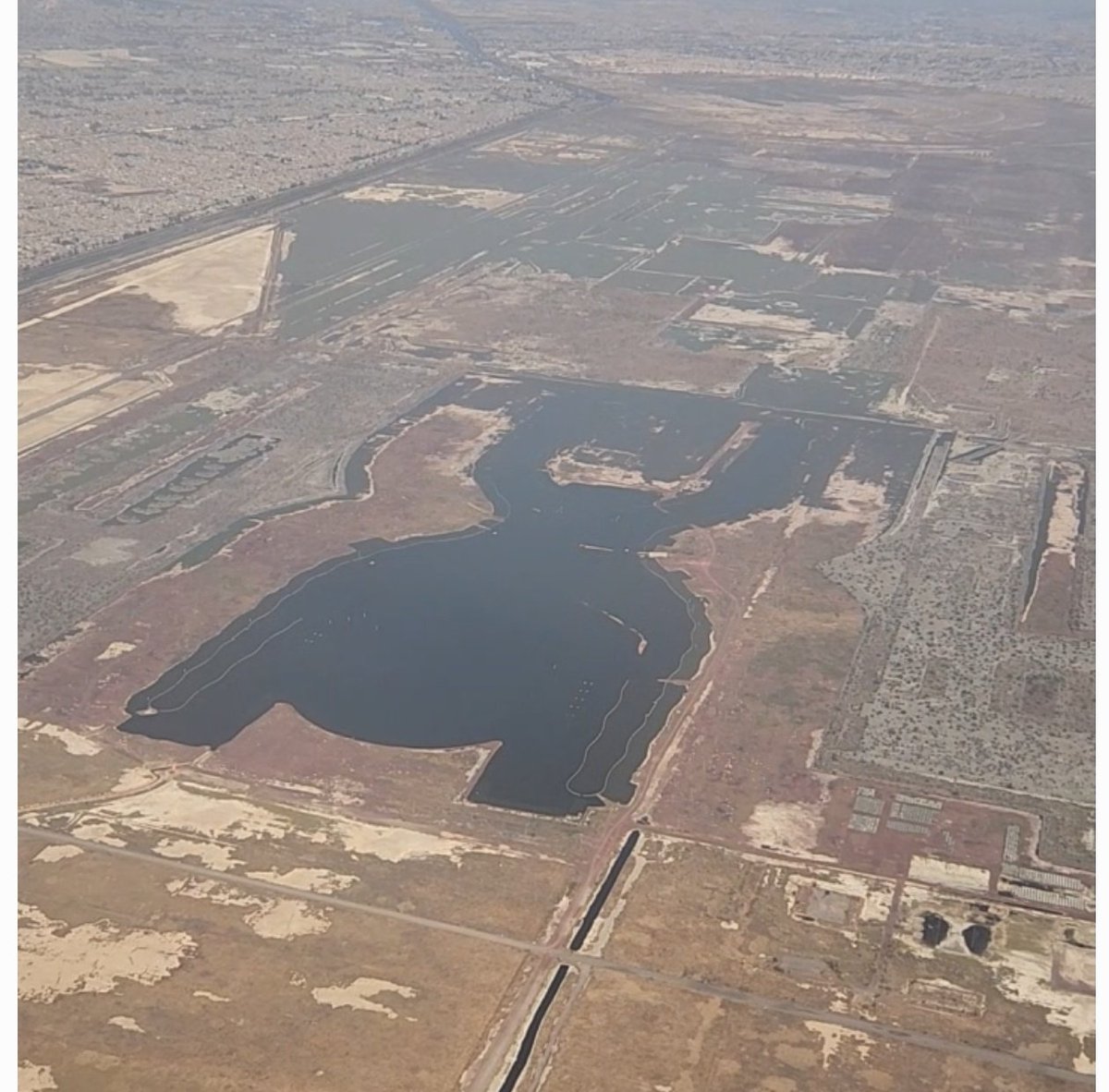 rubenmoreiravdz's tweet image. Hace días #Morena presumía un inmenso lago. La realidad: imágenes del pasado #viernes desde avión de @Aeromexico rumbo a #Campeche. #Morena inundó la plancha de lo que sería el #NAIM, el resto se mantiene seco y en algunos lugares con viviendas. Expertos en narrativas falsas.