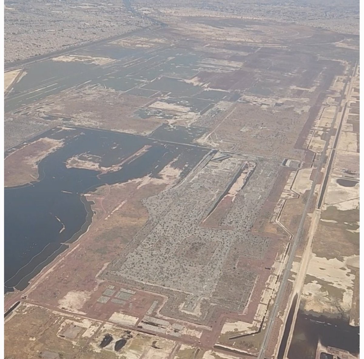 rubenmoreiravdz's tweet image. Hace días #Morena presumía un inmenso lago. La realidad: imágenes del pasado #viernes desde avión de @Aeromexico rumbo a #Campeche. #Morena inundó la plancha de lo que sería el #NAIM, el resto se mantiene seco y en algunos lugares con viviendas. Expertos en narrativas falsas.