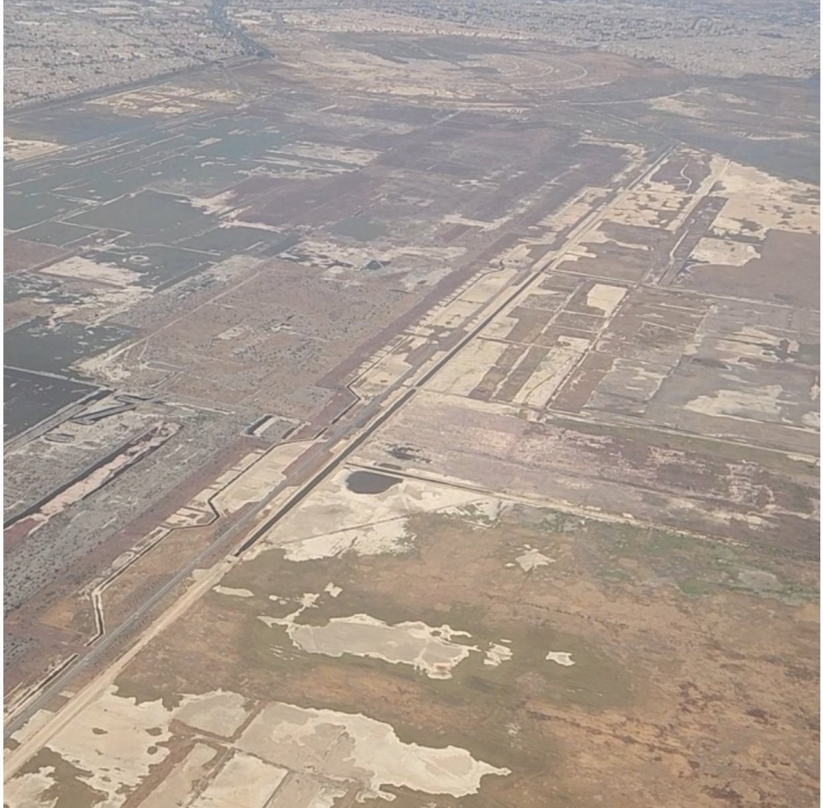 rubenmoreiravdz's tweet image. Hace días #Morena presumía un inmenso lago. La realidad: imágenes del pasado #viernes desde avión de @Aeromexico rumbo a #Campeche. #Morena inundó la plancha de lo que sería el #NAIM, el resto se mantiene seco y en algunos lugares con viviendas. Expertos en narrativas falsas.