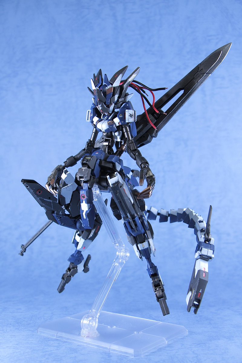 rikibuster48's tweet image. 【スピナティア- L.e.v -】

中近接戦闘特化型のEXM

水中戦特化の機体ではないが、マクシオンの魔法技術とテールユニットによって水中戦を可能にした。

伸縮自在なテールユニットは識別不明機の動きを封じて絡め取り、剣槍『リヴァイアサン』で叩き斬る。

（1/3）
#30MM海エリア
#30MMマクシオン軍