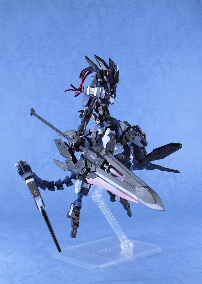 rikibuster48's tweet image. 【スピナティア- L.e.v -】

中近接戦闘特化型のEXM

水中戦特化の機体ではないが、マクシオンの魔法技術とテールユニットによって水中戦を可能にした。

伸縮自在なテールユニットは識別不明機の動きを封じて絡め取り、剣槍『リヴァイアサン』で叩き斬る。

（1/3）
#30MM海エリア
#30MMマクシオン軍