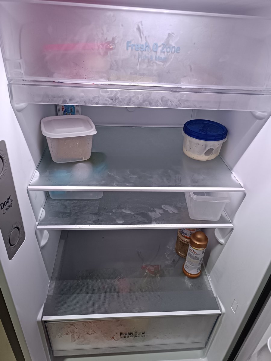 bugandin's tweet image. Let us all take a moment to appreciate how empty this fridge is ✨