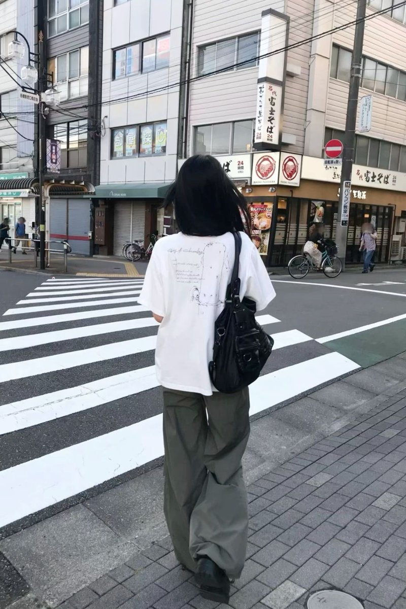 remember_u7's tweet image. 봄 추구미 뒷모습