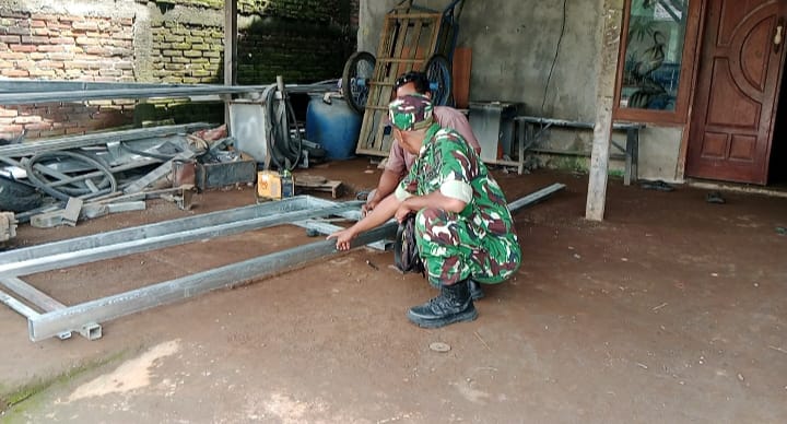 Anjangsana Babinsa Dorong Pengembangan Usaha Bengkel Las Warga Binaan garudasatu.id/anjangsana-bab…