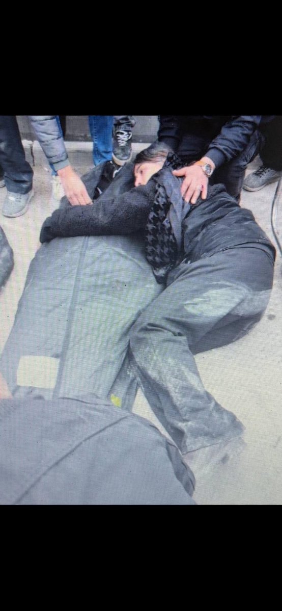 伊朗再次让我震撼的两张照片。
就像2019年香港的照片一样，让我震撼与愤怒。
我永远无法理解把枪口对向本国公民的政权。

“我已经死了47年。”

是啊，我也死了30年，可以活过来了，而且在努力的为了更多人能活过来活下去而努力。