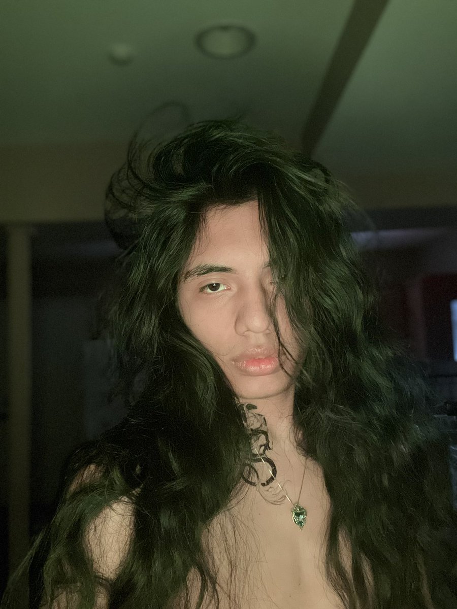 AzureKhan18's tweet photo. Felt pretty with my new light 😛 https://t.co/uLooZHhTKm