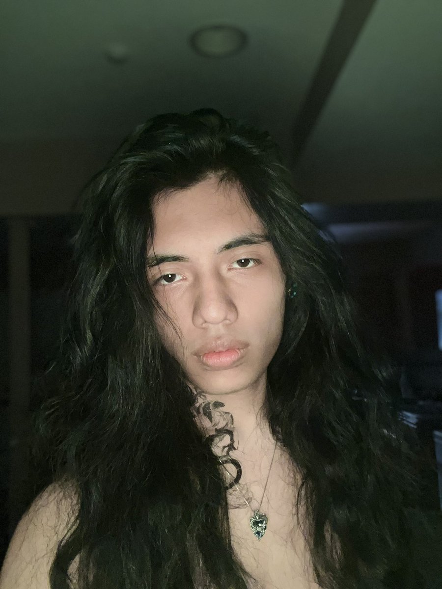 AzureKhan18's tweet photo. Felt pretty with my new light 😛 https://t.co/uLooZHhTKm