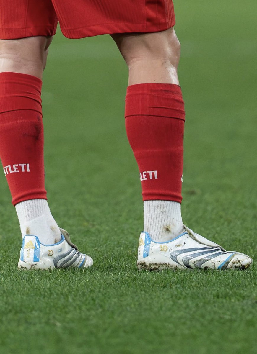 ModoScaloneta's tweet image. Julián Álvarez con los nuevos F50 de Adidas, en conmemoración a los que usó Messi hace 20 años en el Mundial 2006.

ESCÁNDALO. 🇦🇷😮‍💨