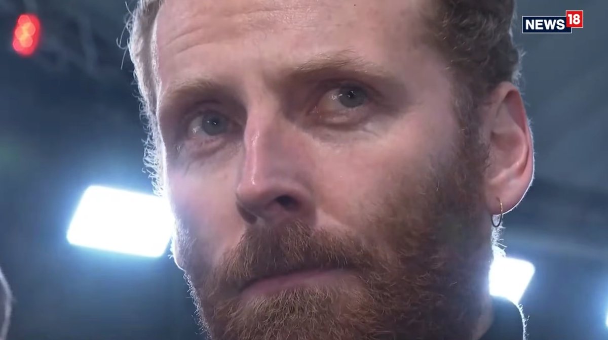 AlysofBath's tweet photo. The camera zoomed in so close! Not complaining, Edward's eyes are stunning. https://t.co/QvE2CrIkLF