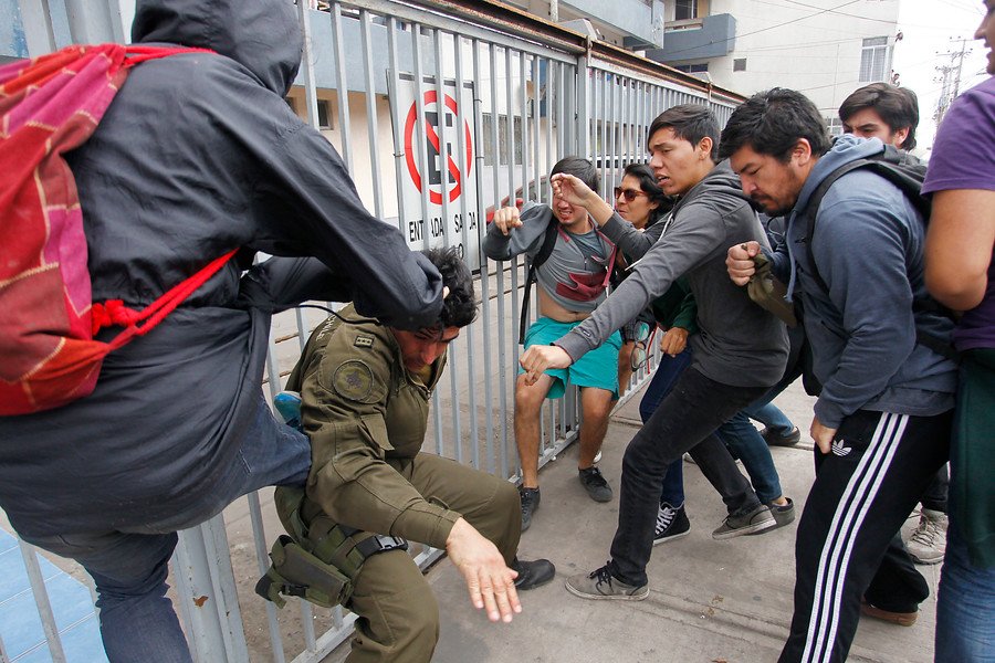 JuanKBarth1's tweet image. Ahora que se comprobó que Claudio Crespo, actuó en defensa propia o legítima defensa, la pregunta es;
¿Es legítimo qué un agresor de carabineros como Gustavo Gatica esté en el Congreso?