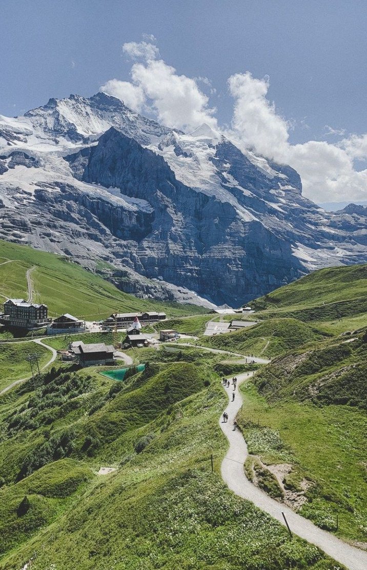 Baligned's tweet image. 今日は珍しく電車が時刻通りに来て予定より早く到着 🦒