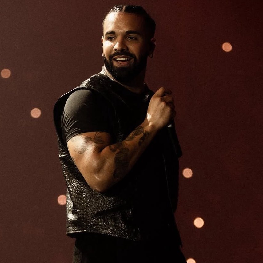 HipHopAllDay's tweet image. Drake becomes the first rapper in HISTORY to have 10 albums chart on Billboard in the same week: 

💿 Take Care (#17) 
💿 $$$4U (#25)
💿 Views (#39)
💿 Certified Lover Boy (#64)
💿 For All The Dogs (#72)
💿 Thank Me Later (#92)
💿 Scorpion (#101)
💿 More Life (#133)
💿 Nothing…