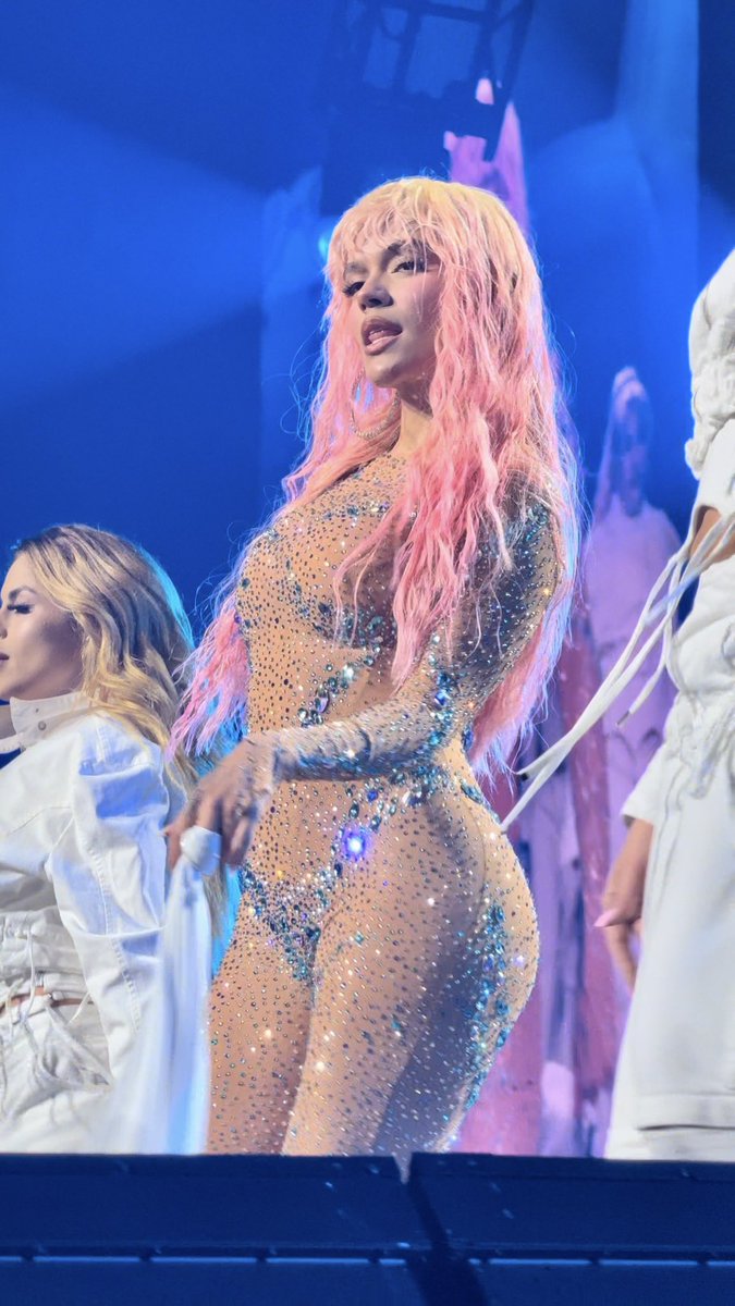 These are still two of the greatest pics I’ve ever take at a gig. 

Olivia Rodrigo @ OVO Hydro, Glasgow

Karol G @ The O2, London