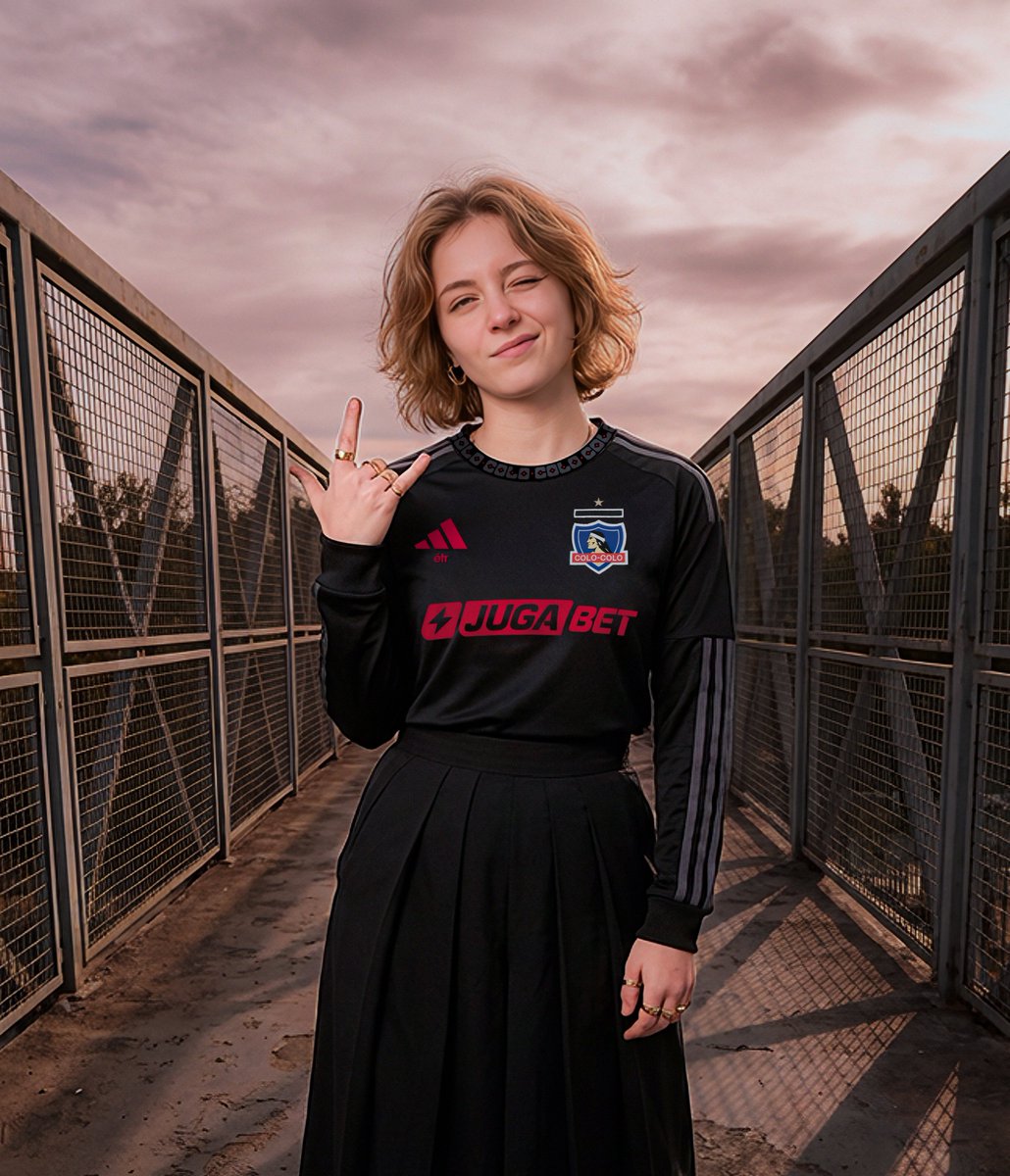 Y así se vería la camiseta visitante de este año.
Creo que ambas se agotarán rápido así que a esperar nomas cuando salgan estas versiones manga larga.  
(El prompt me cago el puño de la manga, es mas corto pero es para que la gente se haga una idea*)
#VamosColoColo