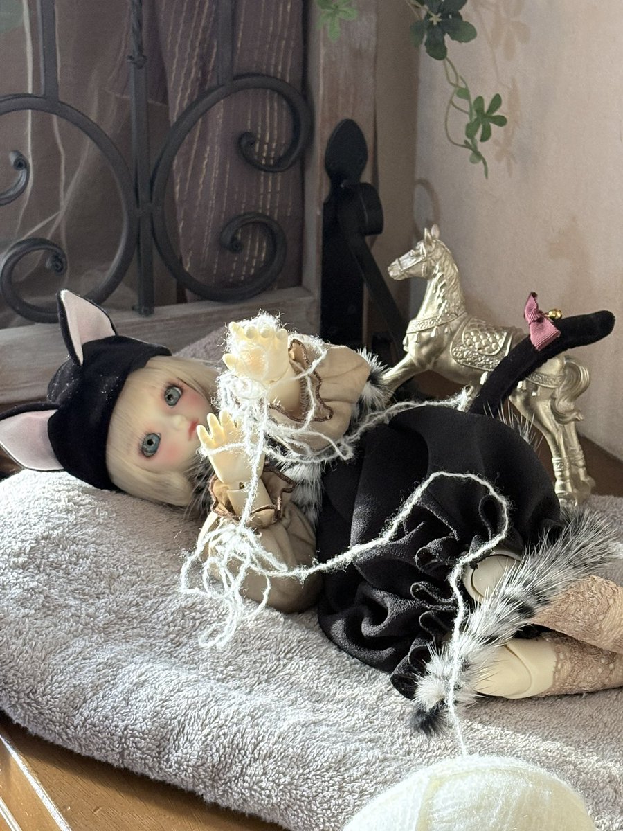 Robede_Rosarium's tweet image. おはようございます♬.*ﾟ

ふわふわ可愛い猫ちゃんの着画を拝見したので
その子の髪の毛みたいな毛糸を出してきてみたら

🧶楽しいね🐈‍⬛

暖かくして良い一日を🐏🤎🧺
#おはドル
 #sdm
 #あるめ服
 #ローブドロザリウム