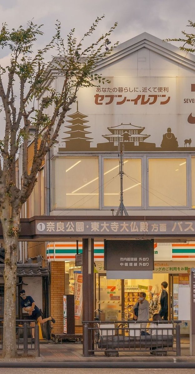 Kennethnel's tweet image. 歩いている時に靴の中に入った小石の違和感が、意外と気になって立ち止まった 😚