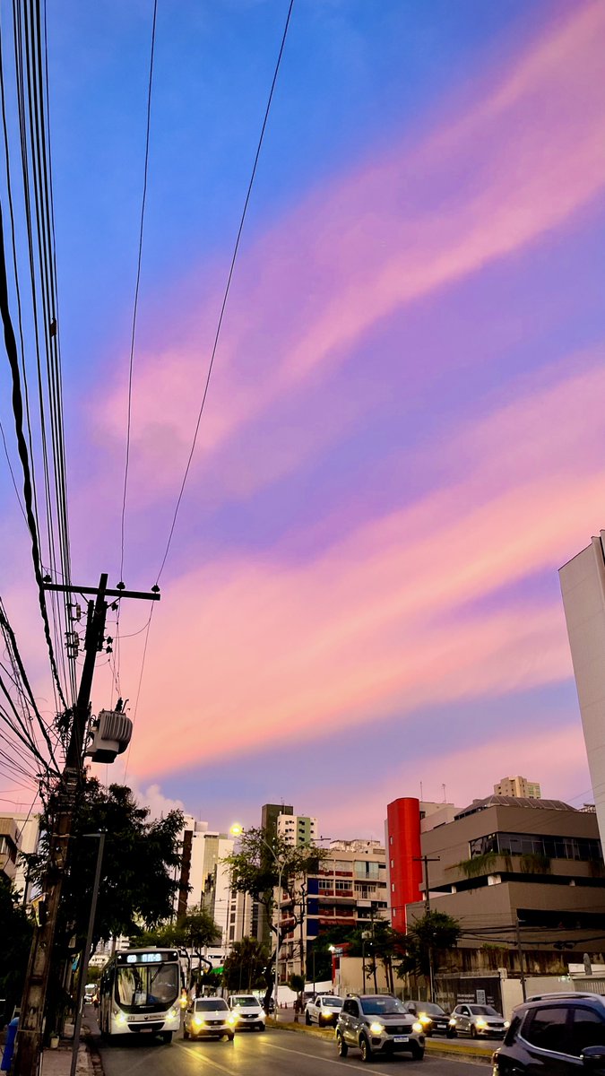 eferraz_'s tweet image. o céu no pôr do sol hoje em Recife parecendo uma pintura