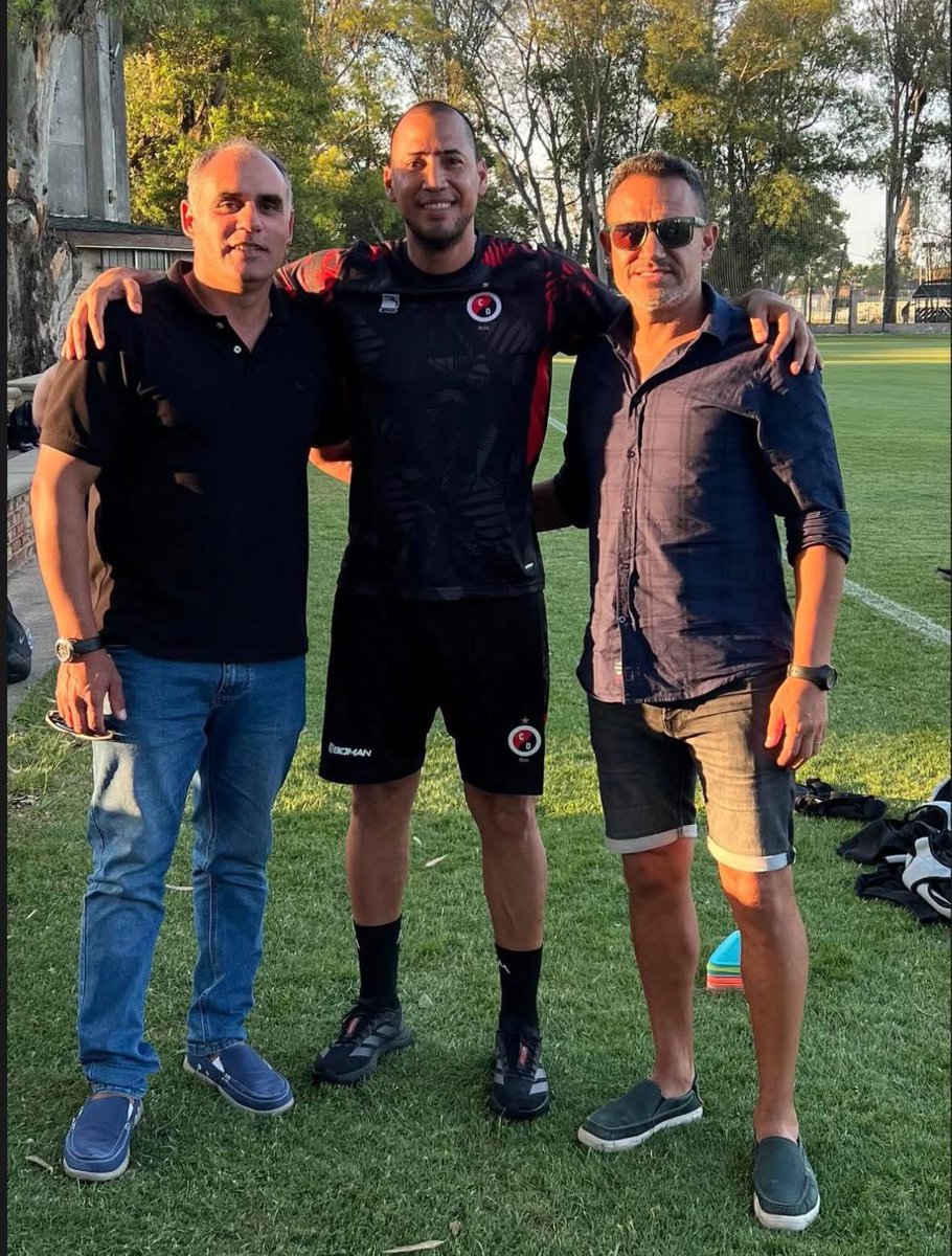 ClubMotilon's tweet photo. 😮‍💨 Una foto con mucha historia en la época más gloriosa de nuestro rojinegro. 

🫡 Charles Castro, Braynner García y Roberto Bobadilla. ⭐️🔴⚫️ https://t.co/WxX0YfGGSF