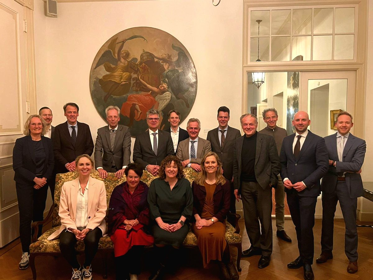 michieldijkman's tweet image. Rondleiding en diner in Paushuize met Kamerleden van D66, VVD en CDA.