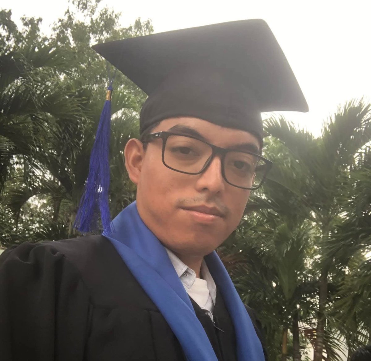 dioferman's tweet image. Oye @grok puedes hacer un meme poniendo la cara del chico del birrete sobre la del meme de la izquierda manteniendo la misma expresión del meme