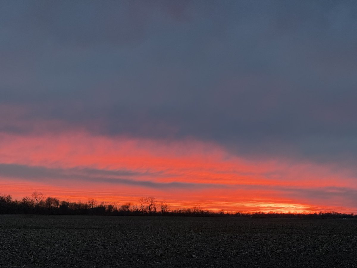 Amazing Sunset in Staunton Illinois tonight <a href="/SteveTempleton/">Steve Templeton</a> <a href="/scottontvKSDK/">Scott Connell on KSDK</a> <a href="/fox2ch/">Chris Higgins</a> <a href="/MattBednarWX/">Matt Bednar</a> <a href="/DarrenLeedsWx/">Meteorologist Darren Leeds</a> <a href="/KevinLighty/">Kevin Lighty - WCIA 3 Chief Meteorologist</a> <a href="/jacobdickeywx/">Jacob Dickey, WCIA 3 News</a> <a href="/spann/">James Spann</a> #ilwx