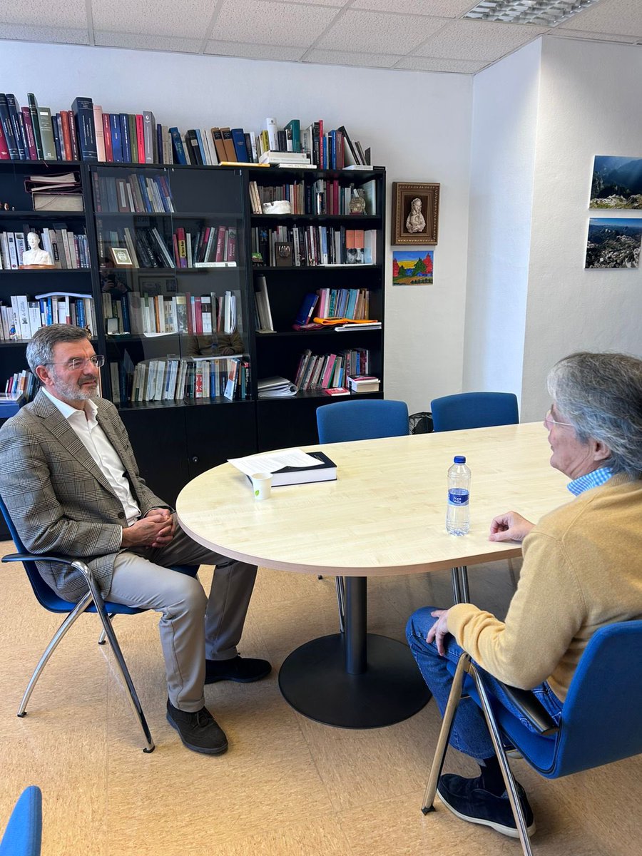 Sigo enfocado en lo que importa: aprender, prepararme y crecer.

Biblioteca por la mañana, charlas con mis profesores y un encuentro con jóvenes que hoy apuestan por la universidad.

Un gran día en la Universidad de Navarra.