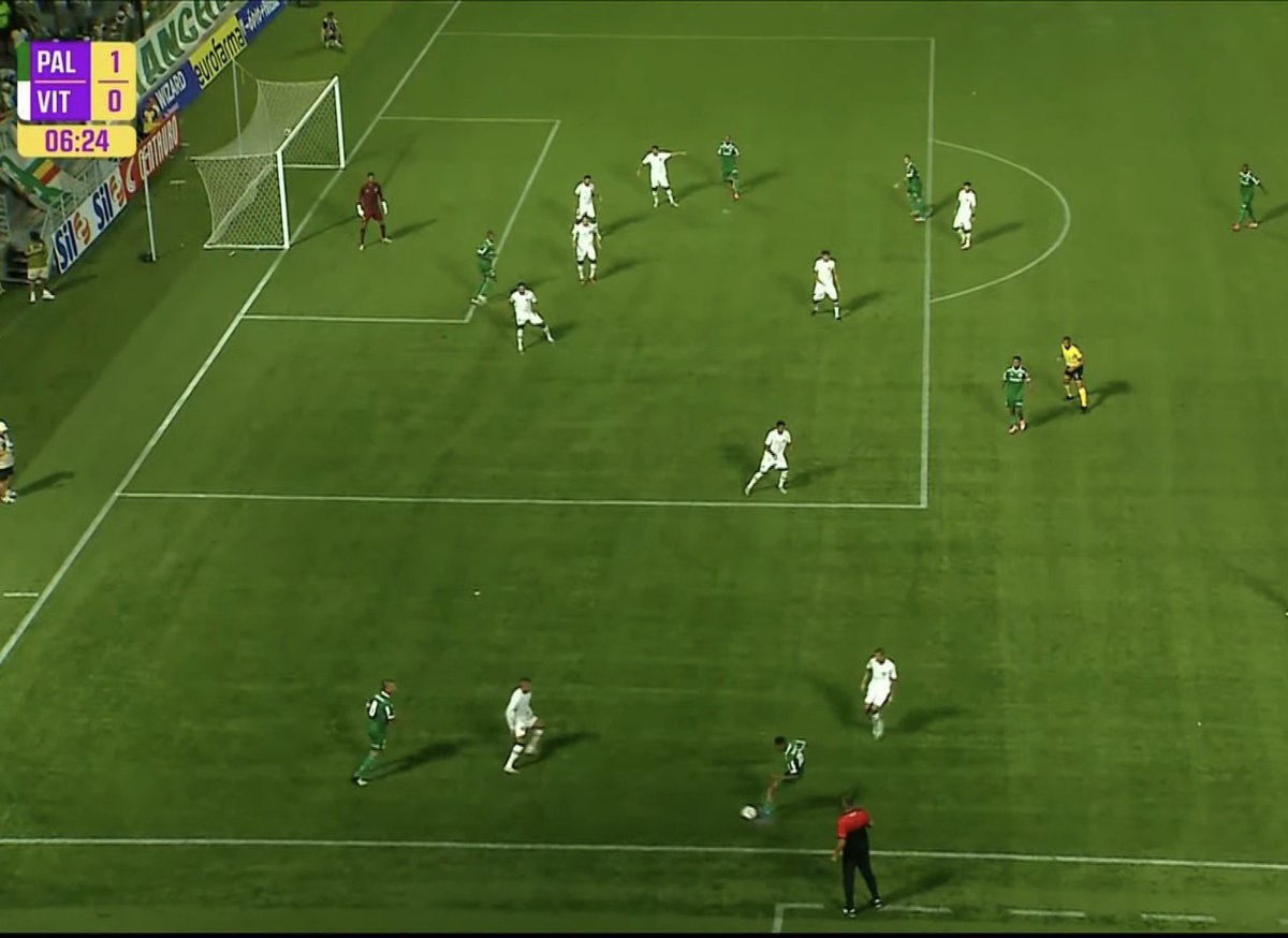 DataFutebol's tweet image. acredite: a arbitragem deu gol.

o jogador que estava impedido ali na área foi quem marcou..