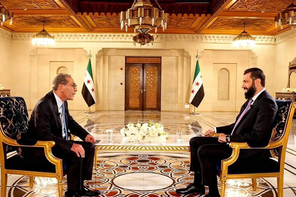 abdalmalekabod3's tweet photo. ماذا جاء في مضمون كلمة الرئيس الشرع ورسائله التي رفضت #قناة_شمس نشرها واعتبرتها إعلان حرب؟

مدير قناة شمس إيلي ناكوزي، في توضيحه لأسباب عدم نشر مقابلة الرئيس #أحمد_الشرع كشف – من خلال انتقاء كلماته – عن سياسة ممنهجة تنتهجها قناته وداعموها، تقوم على حجب المواقف التي لا تناسبهم عن #الشعب_الكردي عموماً، ما سيترك لديهم انطباع سلبي يؤكد لهم أن قيادتهم لا تريدهم أن يسمعوا وجهة النظر الأخرى التي قد تكشف زيف ادعاءاتهم.

وبحسب ما نُقل لي من مصدر مطّلع، فإن مضمون المقابلة لم يكن كما صُوِّر، إنما احتوى على رسائل مهمة، منها:

📍الرسائل الأساسية من مقابلة الرئيس أحمد الشرع:

1. قسد لا تمثل جميع الأكراد، ولا يمكن اختزال المكون الكردي بها.

2. الدولة السورية لا تفاوض على حقوق الأكراد، لأنها حقوق مصانة، وستُضمَن في الدستور، وليست محل مساومة.

3. الدولة ترفض مبدأ المحاصصة الذي تطرحه قسد على أساس سلطة الأمر الواقع والسيطرة، لكنها ترحب بدمج الكفاءات الكردية في مؤسسات الدولة، بما في ذلك المناصب السيادية والإدارية والعسكرية على أساس الخبرة والكفاءة، وأكد على أهمية وجود ضباط أكراد في الجيش والأمن.

4. شدد على أن الأكراد شركاء في قيادة الدولة، وأعطى مثالاً بتولي وزير كردي حقيبة وزارة التعليم، وهي من الوزارات المهمة ذات التأثير المجتمعي.

5. بالرغم من وجود أصوات كثيرة طالبت بعد تحرير سوريا، بالحسم العسكري مع قسد، لكن فضّلت الدولة السورية التوجّه إلى الحوار من خلال توقيع اتفاق 10 آذار، حرصاً على عدم إراقة الدم السوري، سواء كان كردي أو عربي، وتحمّلت عبء المماطلة في تطبيقه.

6. ذكّر بأن جميع السوريين – بمختلف مكوناتهم – عانوا من الظلم خلال حكم النظام البائد، وأنهم بدأوا بالتعافي بعد سقوطه، لذلك لا حاجة للمبالغة في خطاب المظلومية من أي طرف، فالدولة منفتحة على الجميع، بمن فيهم الأكراد.

7. شدّد الرئيس الشرع على أن المواطن الكردي في سوريا لا يحتاج إلى تنظيم جاء من خارج الحدود (حزب العمال الكردستاني وامتداداته) ليتولى حمايته، إنما هذا التنظيم يحمّله أعباء صراعات أيديولوجية وأمنية مع دول الجوار لا علاقة له بها، مما يعقّد المسار السوري ويعرقل أي حلول داخلية.

📍وحول ما يتعلّق بعرقلة قسد وعدم التزامها باتفاق 10 آذار ورفضها للمقاربة الوطنية التي طرحتها الدولة، أشار الرئيس أحمد الشرع إلى بعض مجريات توقيع الاتفاق والمفاوضات خلال مهلة التنفيذ:

1. اشترطت الدولة السورية على قسد عدم تأمين الحماية أو إيواء فلول النظام البائد، لكن قسد خالفت الاتفاق واحتضنتهم في مناطق سيطرتها.

2. بالرغم من أن الاتفاق نصّ على انسحاب قسد من الشيخ مقصود والأشرفية، إلا أنها رفضت التنفيذ وواصلت استهداف المدنيين في حلب، مما دفع الدولة إلى إنهاء هذا الملف بالطريقة التي تمت.

3. خلال انتخابات مجلس الشعب في كافة المحافظات السورية، اقترحت الدولة السورية إجراء الانتخابات أيضاً في مناطق سيطرة قسد لضمان تمثيل شعبي حقيقي للسكان بتنوعهم الديني والقومي تحت قبة البرلمان، لكن قسد رفضت ذلك، وبقيت مُصرّة على احتكار تمثيل المنطقة لنفسها.

4. طالبت قسد بالمحاصصة الاقتصادية من الثروات الباطنية لصالحها، لكن الدولة رفضت هذا الطرح وأكدت أن الثروات الوطنية ملك لجميع السوريين، وستُوزّع بعدالة وفقاً للاحتياج. كما أنه من غير المنطقي أن يستفيد تنظيم خارج البلاد من ثروات الشعب لصالح أجنداته (إشارة إلى تنظيم حزب العمال الكردستاني الذي يهيمن على قرار قسد).

5. كشف الرئيس الشرع أن قيادة قسد الحاضرة في المفاوضات لم تكن جادة، حيث كانت توافق على بعض البنود في جلسة، ثم تعود في الجولة التالية لفرض شروط تعجيزية جديدة، ما يؤكد أن قرارها ليس سورياً، إنما مرتبط بمرجعيات خارجية تُعرقل أي توافق وطني.

📌 مضمون الرسائل بمجملها كان أقرب إلى بيان مصارحة وطنية وتسمية الأمور بمسمياتها، فأين رسائل إعلان حرب!؟

✍️ عبد الملك عبود