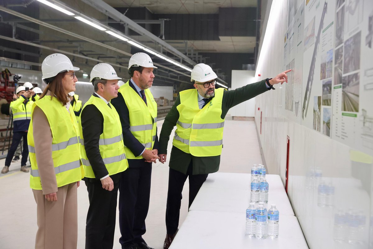 oscar_puente_'s tweet image. He recorrido las obras del acceso ferroviario al aeropuerto de Barcelona ya en su recta final.

Invertimos en esta conexión por tren 400 M€ para beneficiar a más de 7 millones de viajeros anuales, que solo tardarán 20 minutos entre Sants y la terminal T1.