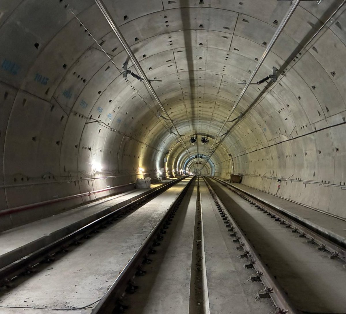 oscar_puente_'s tweet image. He recorrido las obras del acceso ferroviario al aeropuerto de Barcelona ya en su recta final.

Invertimos en esta conexión por tren 400 M€ para beneficiar a más de 7 millones de viajeros anuales, que solo tardarán 20 minutos entre Sants y la terminal T1.