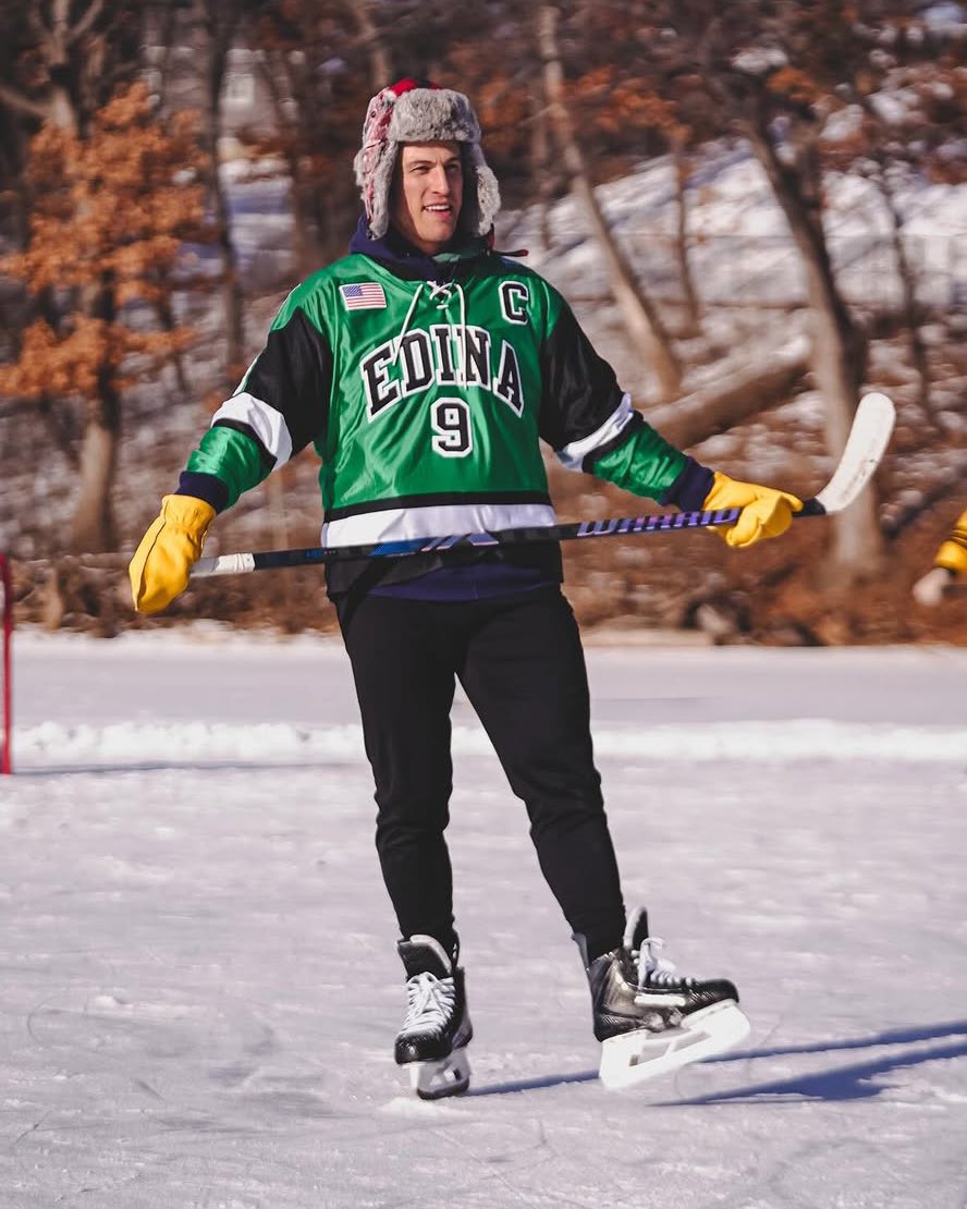 DaBeautyLeague's tweet image. Anders Lee brought his Islanders teammates to his house in Minnesota to play pond hockey on their off day 🏒

(via @NYIslanders)