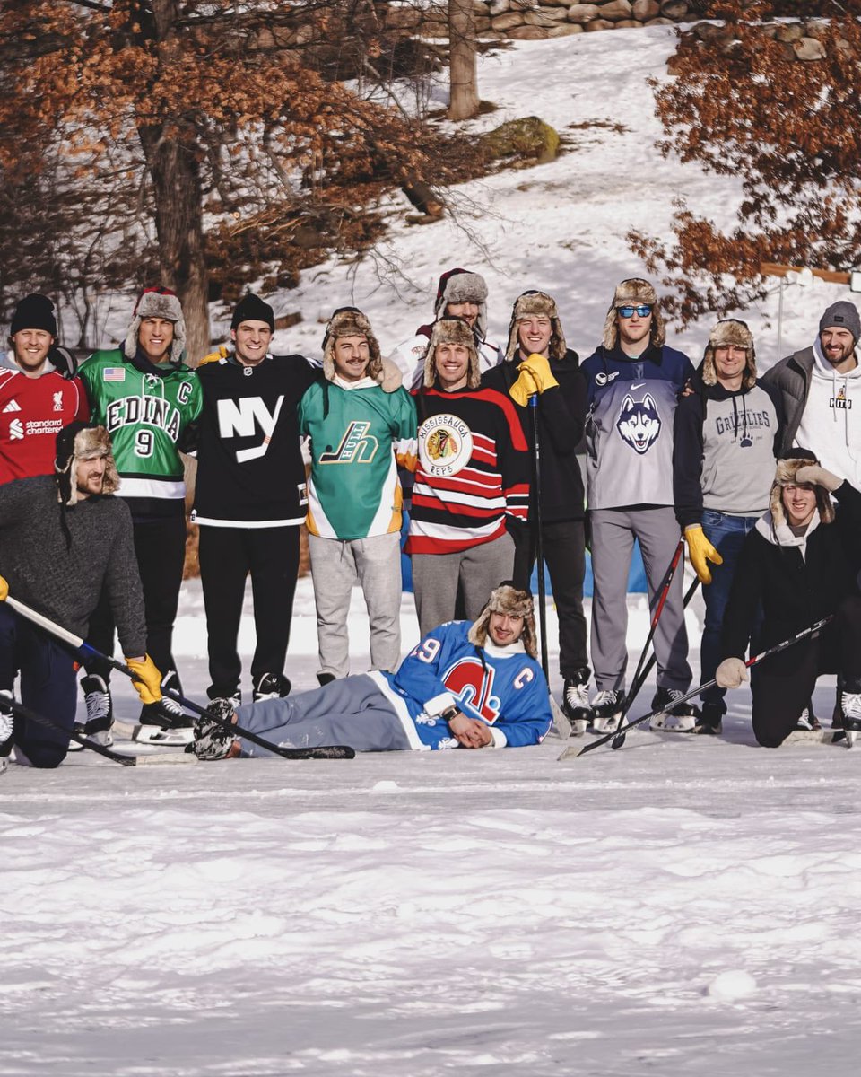 DaBeautyLeague's tweet image. Anders Lee brought his Islanders teammates to his house in Minnesota to play pond hockey on their off day 🏒

(via @NYIslanders)