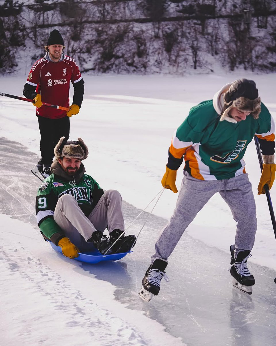 DaBeautyLeague's tweet image. Anders Lee brought his Islanders teammates to his house in Minnesota to play pond hockey on their off day 🏒

(via @NYIslanders)