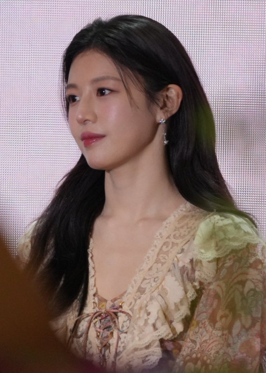 insanely pretty in both looks im actually obsessed omg