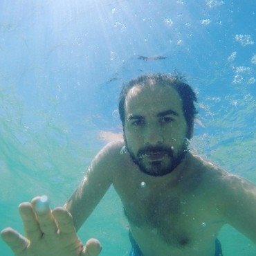 Öldükten sonra anamızın rahmindeki embriyoya döndüğümüzü fark edip ergin bilincimiz bizden ayrılırken bu sonsuz döngüdeki yüzlerimizden sadece birine ilahi bir edayla dışarıdan bakışımız