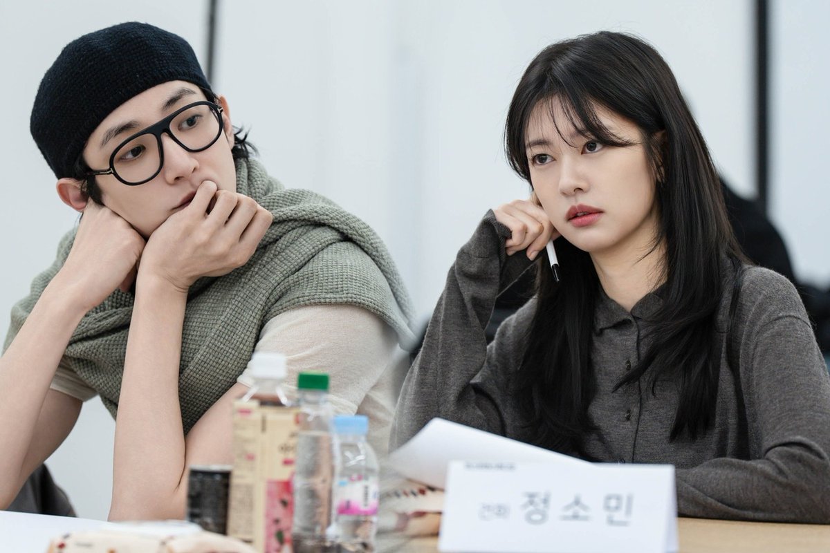 kdrama_menfess's tweet image. FUN FACT: 
10 tahun yang lalu Jung Somin pernah ditanya wartawan, gimana rasanya seproject bareng 4/5 anggota model avengers (Kim Woobin, Sung Joon, Hong Jonghyun, Kim Youngkwang). Somin bercanda target terakhirnya Lee Soohyuk. Sekarang mereka beneran seproject 🤣🤣 •kdm•