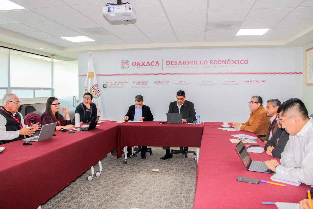 RaulRuizRobles's tweet photo. Este martes, en equipo con la delegación en Oaxaca de @SEDATU_mx, @Infonavit y @Conavi_mx sostuve una reunión de trabajo con Alejandro Ramírez Guerrero, director de Desarrollo Urbano del municipio del @Gob_Tuxtepec, para avanzar en el programa #ViviendaParaElBienestar. https://t.co/U6YU7HN8bK