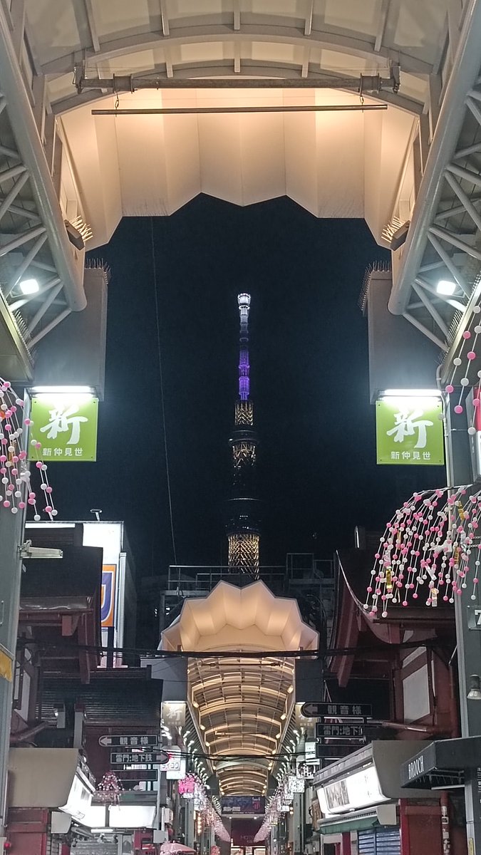 昨日は浅草演芸ホールの顔見世興行を鑑賞
春風亭昇太師匠の「時そば」は絶品でした！
画像は浅草の商店街から
ひょっこり見えた東京スカイツリー

そして今日から真冬の12連勤が始まります

目標「風邪を引かない」