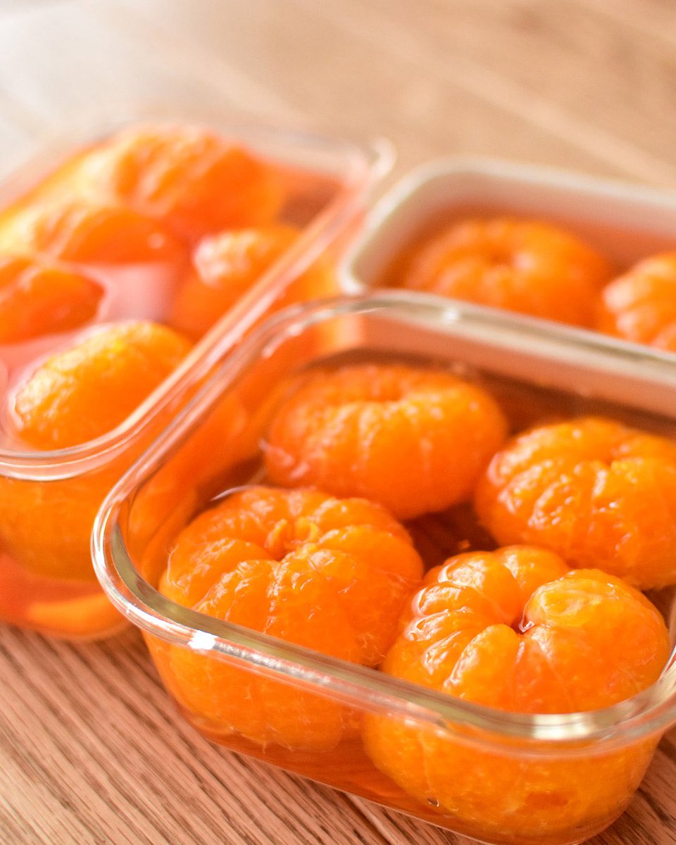 arecore_aco's tweet photo. みかんがたくさんあったので、傷んじゃう前にコンポートにしました🍊

重曹で軽く煮て薄皮やスジを取り、グランマルニエやはちみつを入れたシロップ漬けに。

めっちゃ美味しい♡

#みかんのコンポート #みかん #cotta https://t.co/9bOAvD4MIg