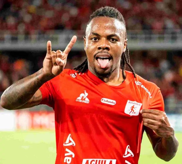 JuanPaMurillo27's tweet image. Lo de este man es impresentable en América. Desde un comienzo se sabia que no podía jugar más de 50 minutos, padece de lesiones y constantes fatigas musculares. Decepción total.