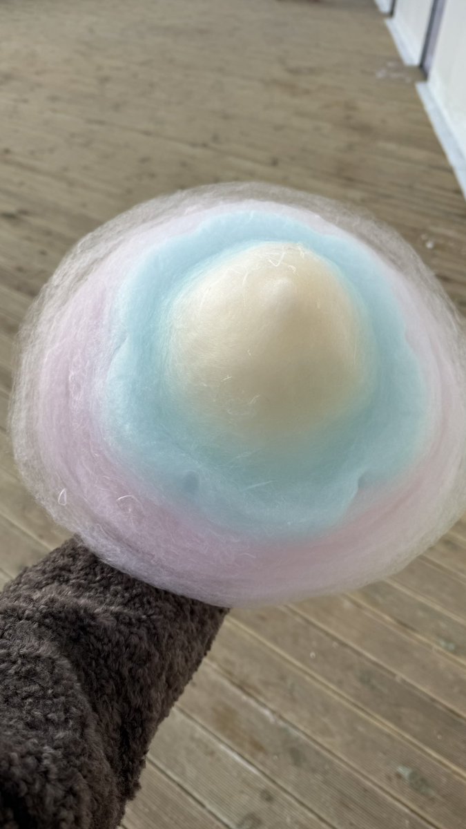 OVms0's tweet image. 어제 남자친구랑 같이 자신만만하게 스케이트 타러갔다가
둘 다 계속 넘어져서 걍… 솜사탕이랑 두쫀쿠 먹고옴