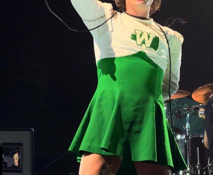 fixfaxfvck's tweet image. dress so ICONIC you can recognise her without even looking at her…