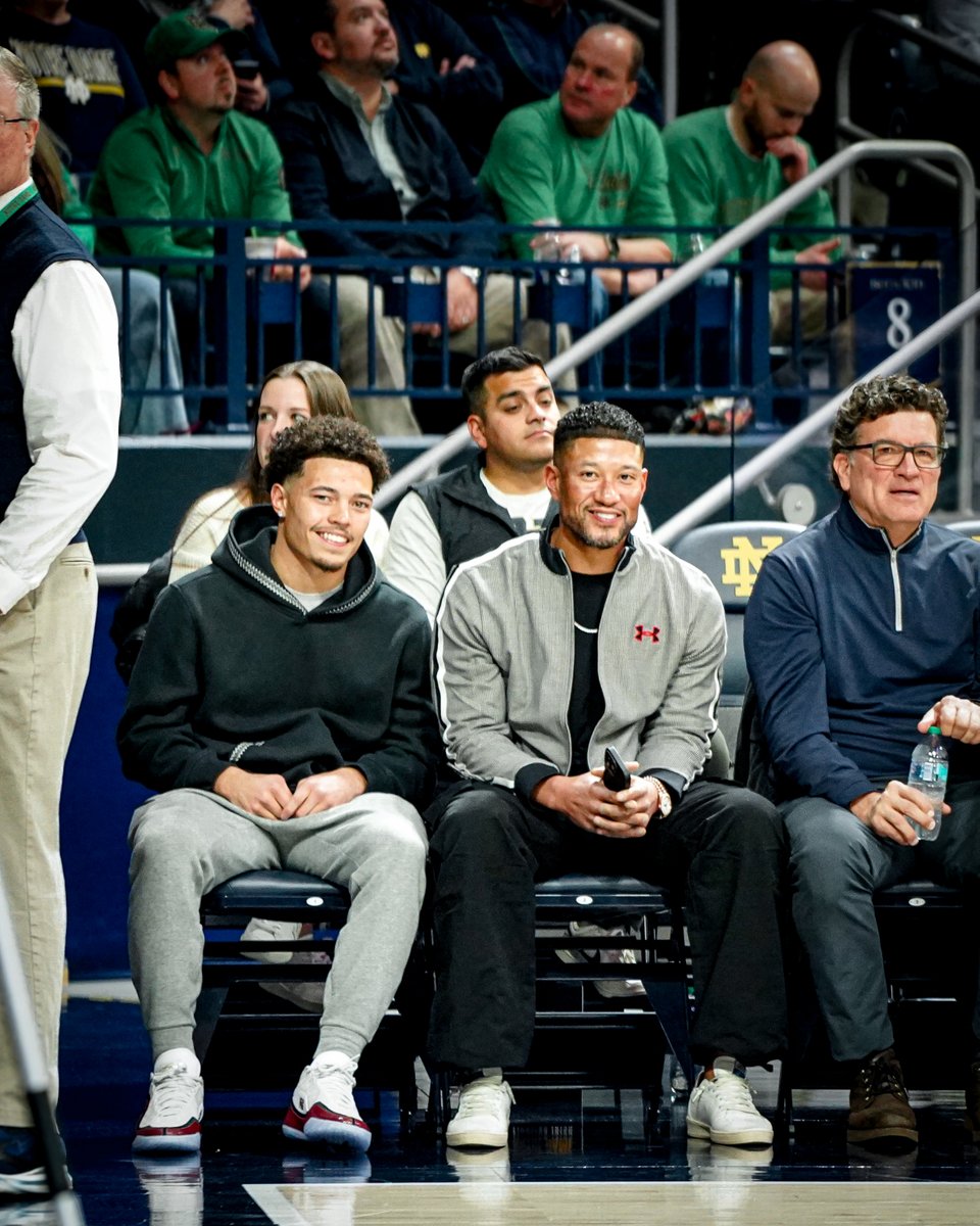 mattfreeman05_'s tweet image. Marcus and Vinny Freeman courtside at Purcell Pavilion for some Tuesday night hoops.