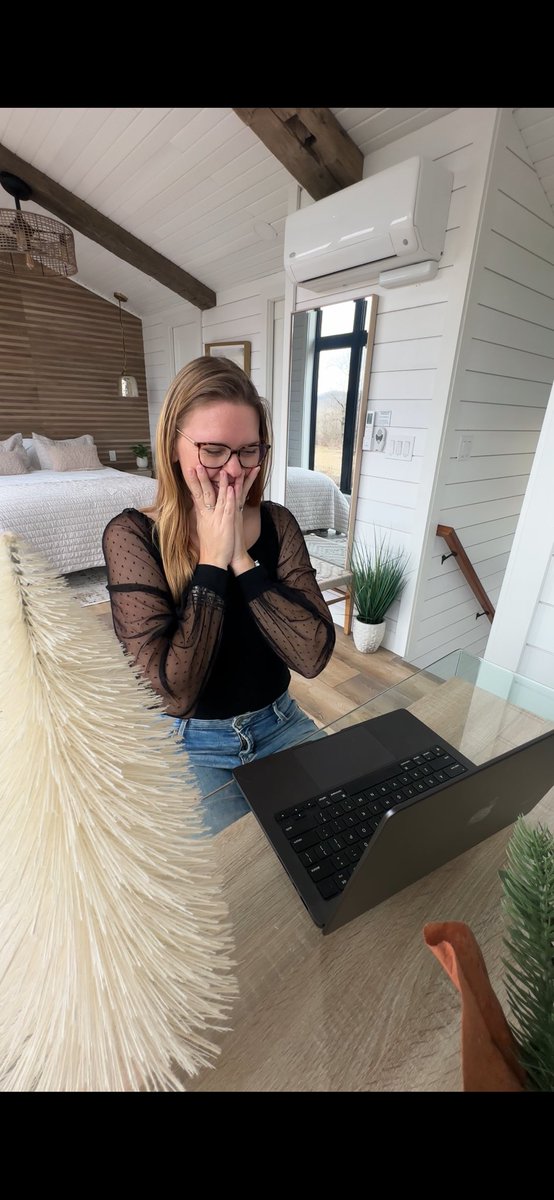 What is in the water today? I’ve had 7 inbounds TODAY alone!

I’m not complaining &amp; maybe after 2+ years as a creator &amp; ~1 year as a Creative Strategist I should be “used to this” but tbh I’m just always grateful &amp; excited to help even more brands with their marketing 💖
#ugc