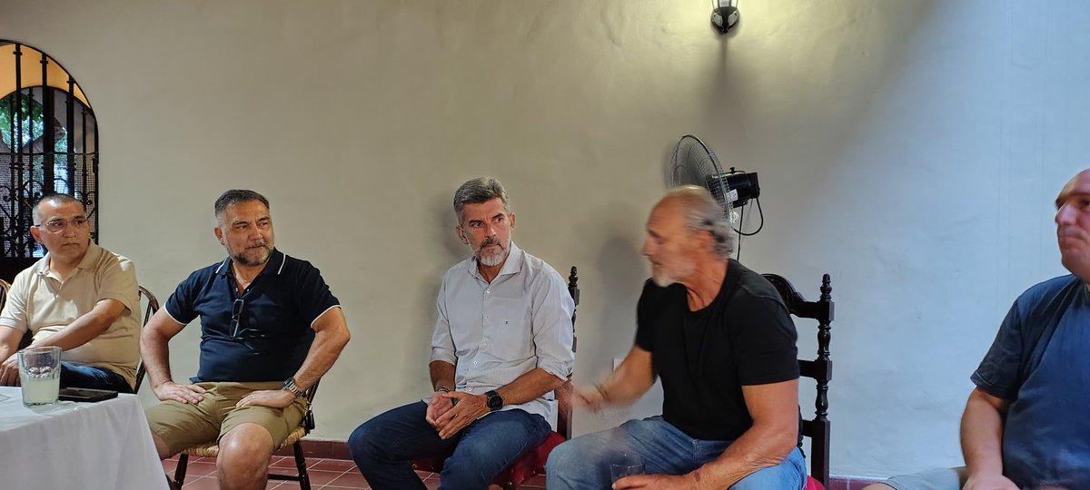 Gran reunión con el Intendente <a href="/UlpianoSuarez/">Ulpiano Suarez</a> .
Hablamos sobre los grandes desafíos que debe enfrentar Mendoza en el futuro cercano.
Simple, prudente , ubicado y consciente de estos desafíos.
Muchas gracias por su cercanía, humildad y preparación en los temas.