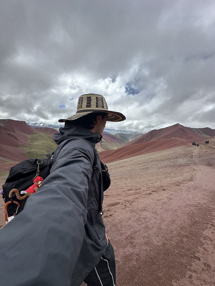 dadogeking's tweet image. Today i hiked up to 5,200 meters (17,000 feet) above sea level to see rainbow mountain and the red valley😵‍💫