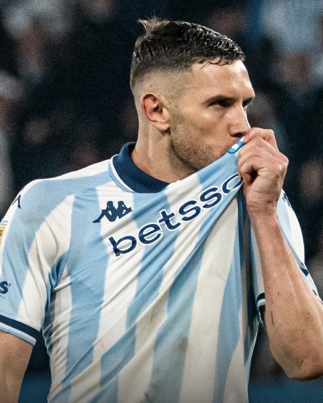 “El primer y último escudo que voy a besar es el de #Racing. Nunca besé un escudo desde que arranqué mi carrera, pero mi familia y yo nos sentimos parte de #Racing es mi palabra y la voy a cumplir”. 

Adrián Martínez en <a href="/SC_ESPN/">SportsCenter</a>